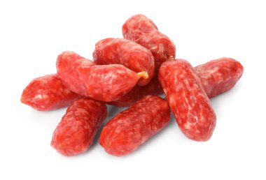 Pek çok kuru füme sosis beyaz üzerine izole edilmiş.