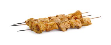 Lezzetli şiş kebaplı şiş kebaplar beyaz üzerine izole edilmiş.