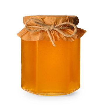 Cam kavanozdaki tatlı bal beyaza izole edilmiş.