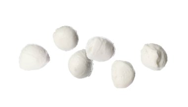 Taze mozzarella topları beyaz arkaplana düşüyor