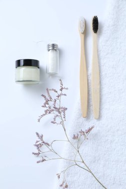 Banyo aksesuarları. Beyaz zemin üzerinde kişisel bakım ürünleri ile düz konum