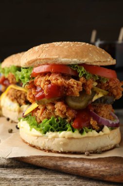 Tahta masada çıtır çıtır tavuk köfteli lezzetli hamburgerler, yakın plan.