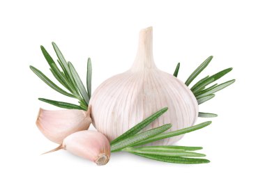 Taze sarımsak ve yeşil biberiye beyaza izole edilmiş.