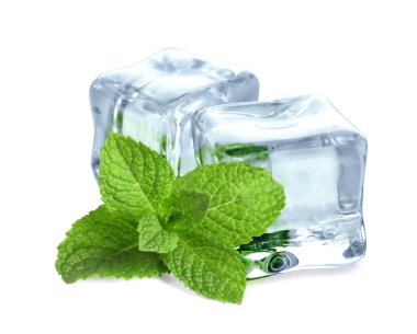 Beyaz üzerine izole edilmiş yeşil nane ve buz küpleri