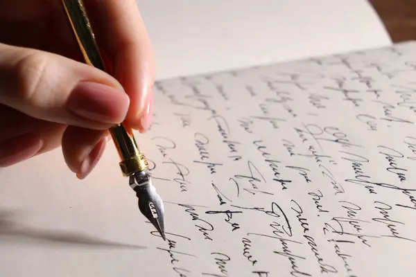Mujer Escribiendo Con Pluma Estilográfica Cuaderno Primer Plano — Foto de Stock