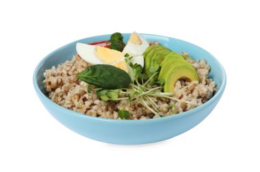 Yumurtalı, avokadolu ve fesleğenli nefis haşlanmış yulaf ezmesi.