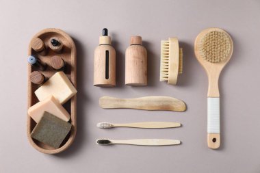 Banyo aksesuarları. Açık gri arka planda kişisel bakım ürünleriyle düz bileşim