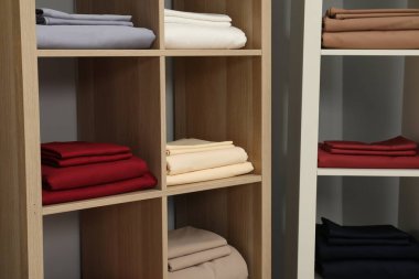 Ev tekstil mağazasında sergilenen farklı renkli çarşaflar