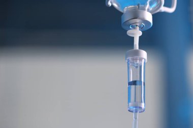 Bulanık arkaplan üzerinde IV damlası, metin için boşluk