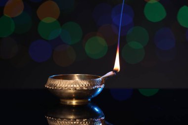 Karanlık arka planda bulanık ışıklarla aydınlatma, mesaj için boşluk. Diwali lambası