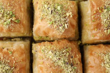 Arka plan olarak doğranmış fındıklı enfes taze baklava. Doğu tatlıları