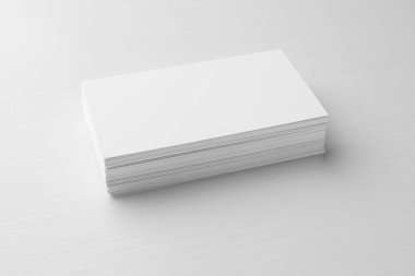 Beyaz masada bir yığın boş kartvizit var. Tasarım için model
