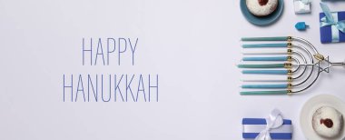 Mutlu Hanukkah. Menorah, donut, dreidel ve hafif arka planda hediyeler, düz yatak. Pankart tasarımı