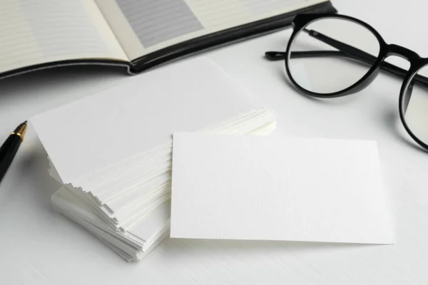 Blanco Visitekaartjes Glazen Witte Tafel Close Mockup Voor Ontwerp — Stockfoto