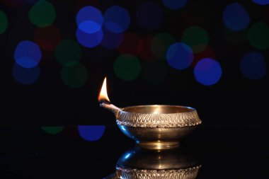 Karanlık arka planda bulanık ışıklarla aydınlatma, mesaj için boşluk. Diwali lambası