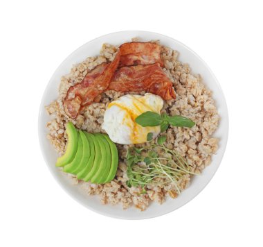 Lezzetli haşlanmış yulaf ezmesi, haşlanmış yumurta, pastırma ve avokado kasede, beyaz, üst manzara