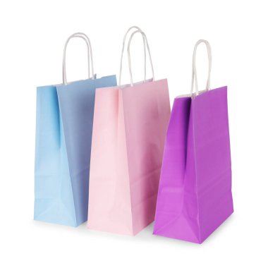 Üç alışveriş torbaları üzerinde beyaz izole kağıt