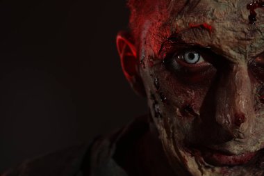 Karanlık arka planda korkunç bir zombi, mesaj için yer var. Cadılar Bayramı canavarı