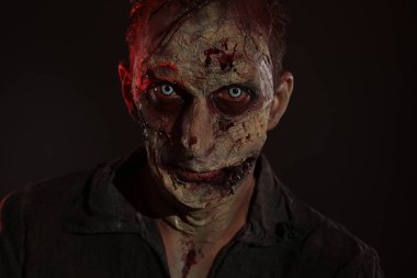 Karanlık arka planda korkunç bir zombi. Cadılar Bayramı canavarı