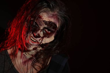Karanlık arka planda korkunç bir zombi, mesaj için yer var. Cadılar Bayramı canavarı