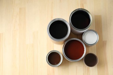 Farklı ahşap lekeli teneke kutular ve ahşap yüzeyde vernik, düz. Metin için boşluk