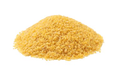 Çiğ bulgur yığını beyaza izole edilmiş.