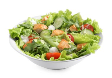 Tavuklu leziz salata ve beyaz tencereye izole edilmiş sebze.