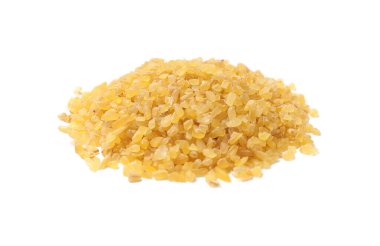 Çiğ bulgur yığını beyaza izole edilmiş.