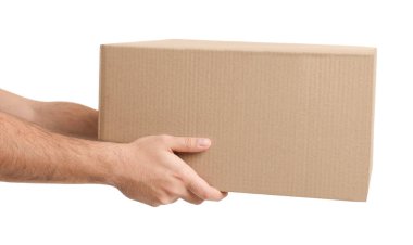 Beyaz arkaplanda paketli kurye, yakın plan
