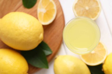 Lezzetli limoncello, limon ve yeşil yapraklı likör bardağı.