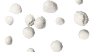 Taze mozzarella topları beyaz arkaplana düşüyor