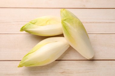 Ahşap masada çiğ hindiba, üst manzara.