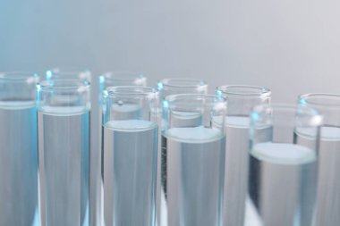 Laboratuvar analizi. Renk arkaplanında sıvı örnekleri olan test tüpleri, yakın plan