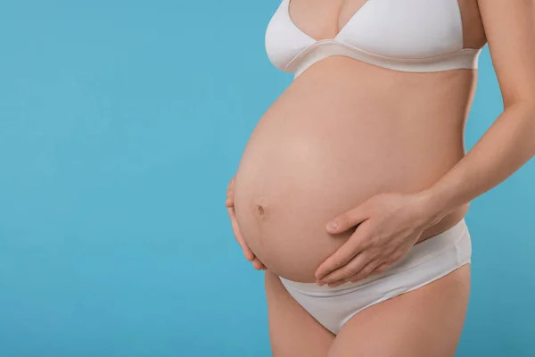 Açık Mavi Arka Planda Şık Rahat Çamaşırlı Hamile Kadın Yakın — Stok fotoğraf