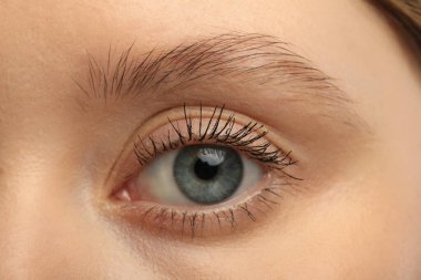 Rimel sürdükten sonra uzun kirpikli kadın, yakın plan.