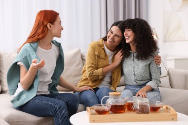 Mutlu genç arkadaşlar evde birlikte vakit geçiriyorlar.