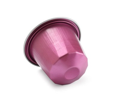 Bir plastik kahve kapsülü beyaza izole edilmiş.