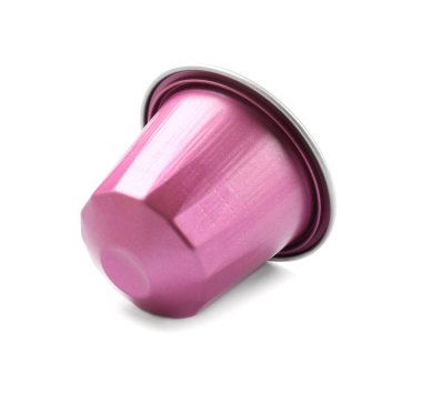 Bir plastik kahve kapsülü beyaza izole edilmiş.