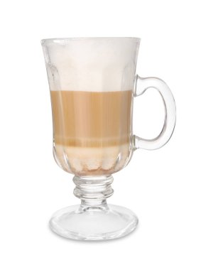 Beyaz üzerine izole edilmiş cam bardakta romatik latte macchiato.