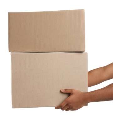 Beyaz arkaplanda paketleri olan kurye, yakın plan