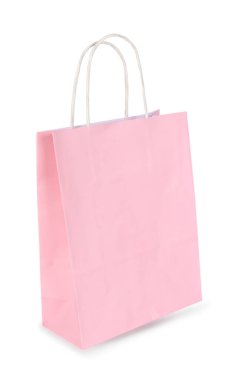 Bir açık pembe kağıt alışveriş çantası beyaza izole edilmiş.