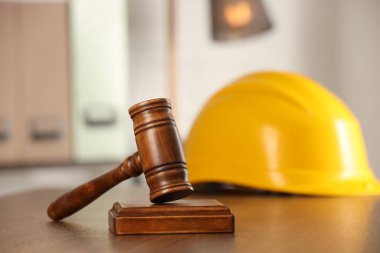 Hukuk kavramı. Gavel ve sarı başlık ahşap masada