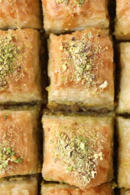 Arka plan olarak doğranmış fındıklı enfes taze baklava. Doğu tatlıları