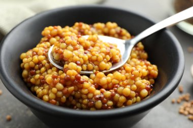 Tabakta kepekli hardal, masada kaşık, yakın plan.