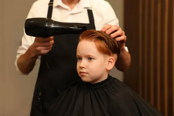 美容院のプロの美容院の男の子の髪を乾燥する — ストック写真