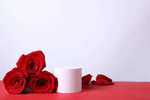 Apresentação Elegante Para Produto Pódio Redondo Belas Rosas Pétalas Mesa — Fotografia de Stock