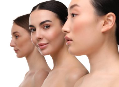 Beyaz arka planda sağlıklı cilde sahip güzel genç kadınlar