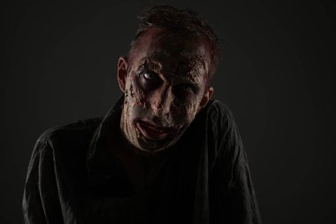 Karanlık arka planda korkunç bir zombi. Cadılar Bayramı canavarı