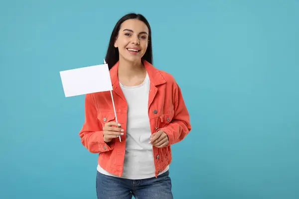 Gelukkige Jonge Vrouw Met Witte Vlag Lichtblauwe Achtergrond Mockup Voor — Stockfoto