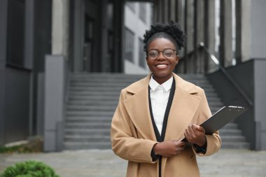 Dışarıda panosu olan mutlu bir kadın, mesaj için yer var. Avukat, iş kadını, muhasebeci ya da müdür.